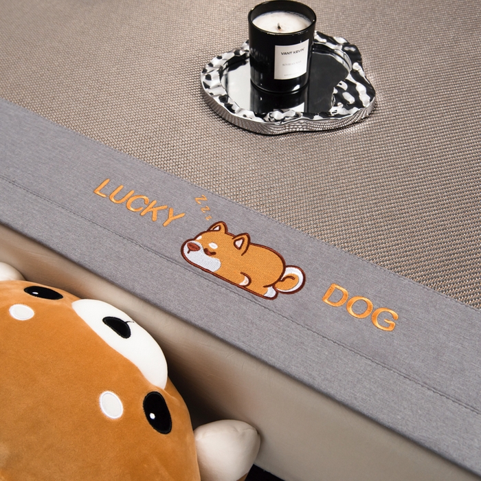 91家纺网 家纺一手货源 找家纺 印季家纺 2026新款5A级抗菌加厚绣花冰藤席-幸运狗（床笠款） 银棕