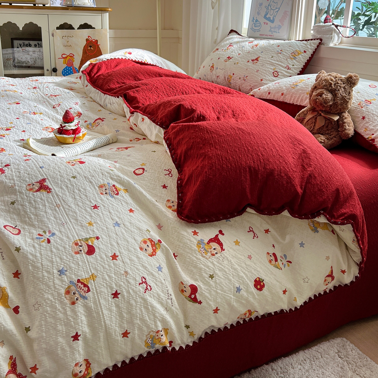 91家纺网 家纺一手货源 找家纺 水墨江南 2026新款贝壳边泡芙纱时尚印花四件套 红色星仔