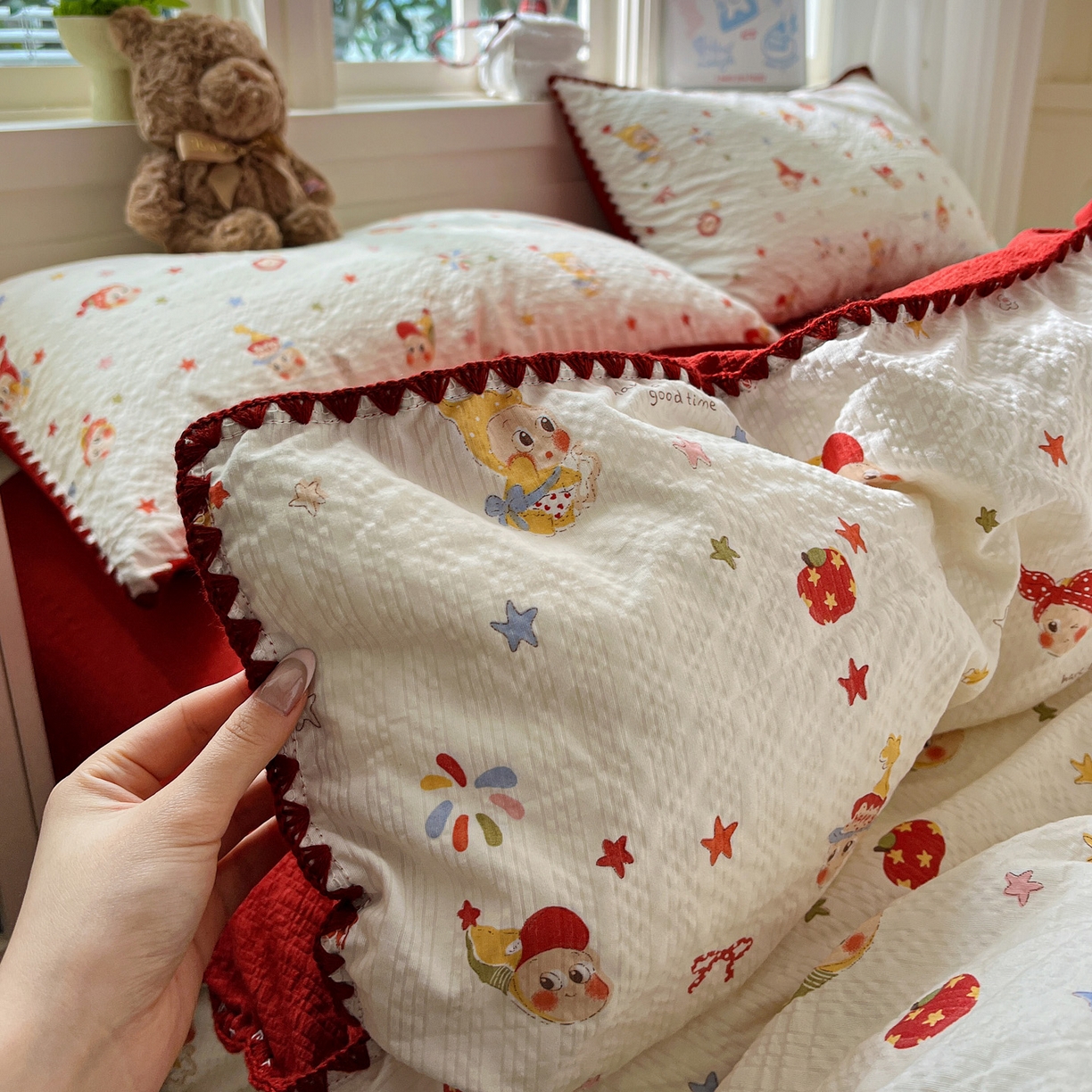 91家纺网 家纺一手货源 找家纺 水墨江南 2026新款贝壳边泡芙纱时尚印花四件套 红色星仔