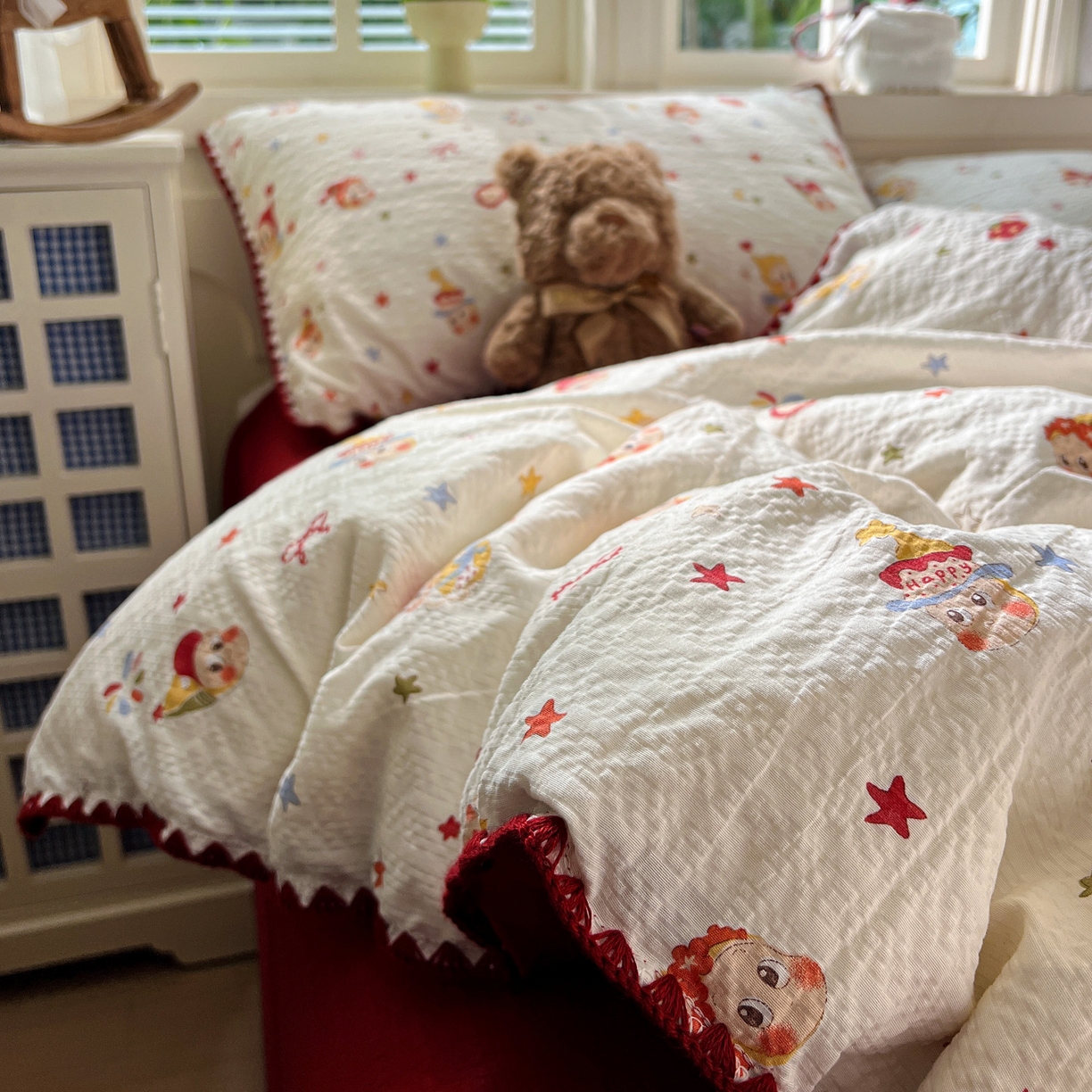 91家纺网 家纺一手货源 找家纺 水墨江南 2026新款贝壳边泡芙纱时尚印花四件套 红色星仔