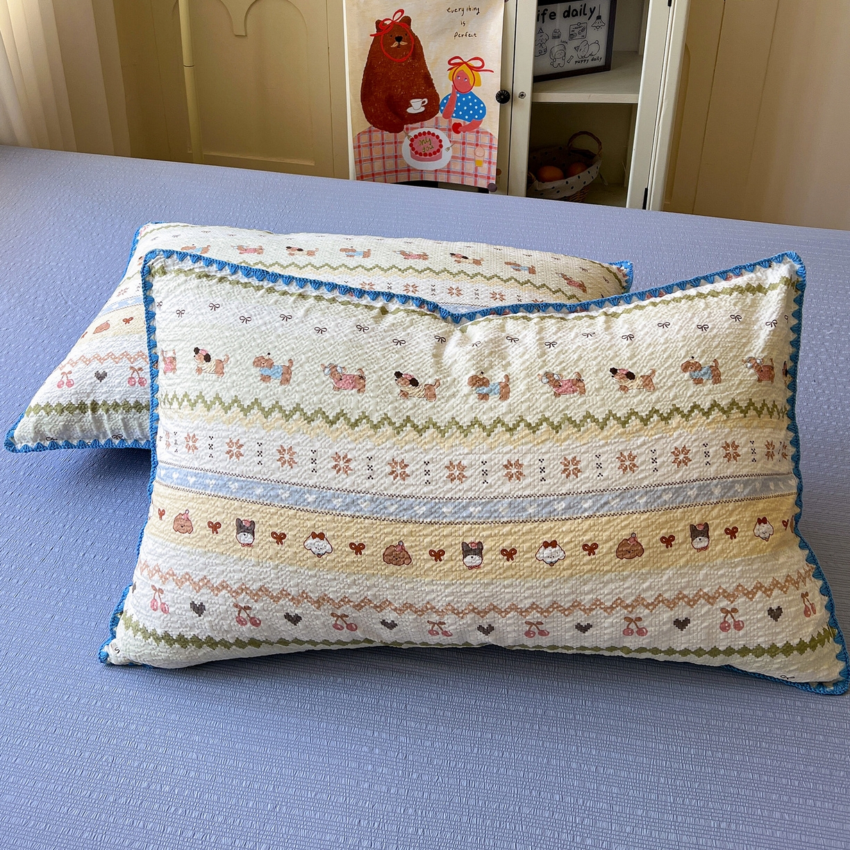 91家纺网 家纺一手货源 找家纺 水墨江南 2026新款贝壳边泡芙纱时尚印花四件套 费尔岛狗狗