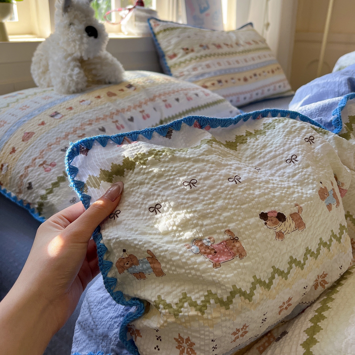 91家纺网 家纺一手货源 找家纺 水墨江南 2026新款贝壳边泡芙纱时尚印花四件套 费尔岛狗狗