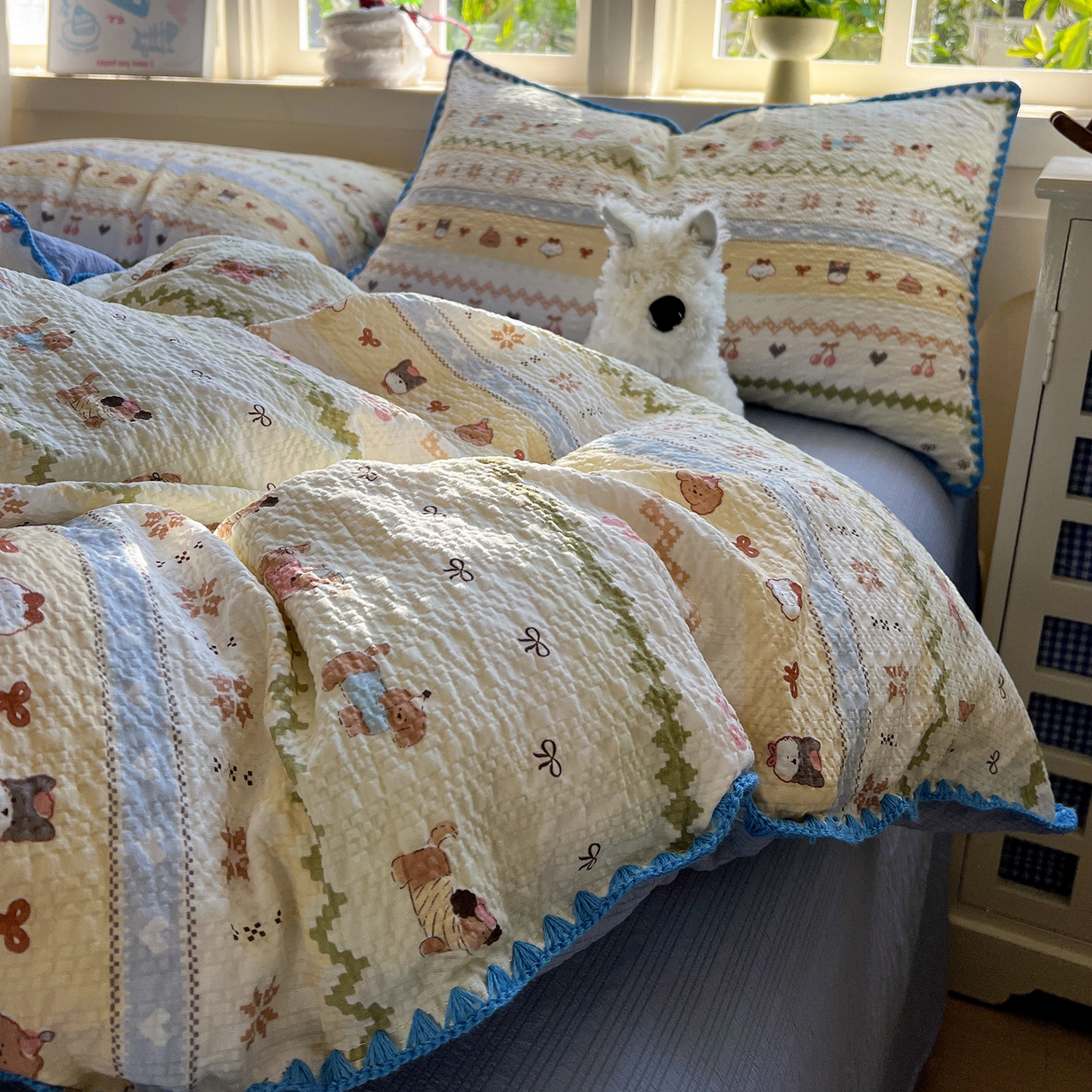 91家纺网 家纺一手货源 找家纺 水墨江南 2026新款贝壳边泡芙纱时尚印花四件套 费尔岛狗狗