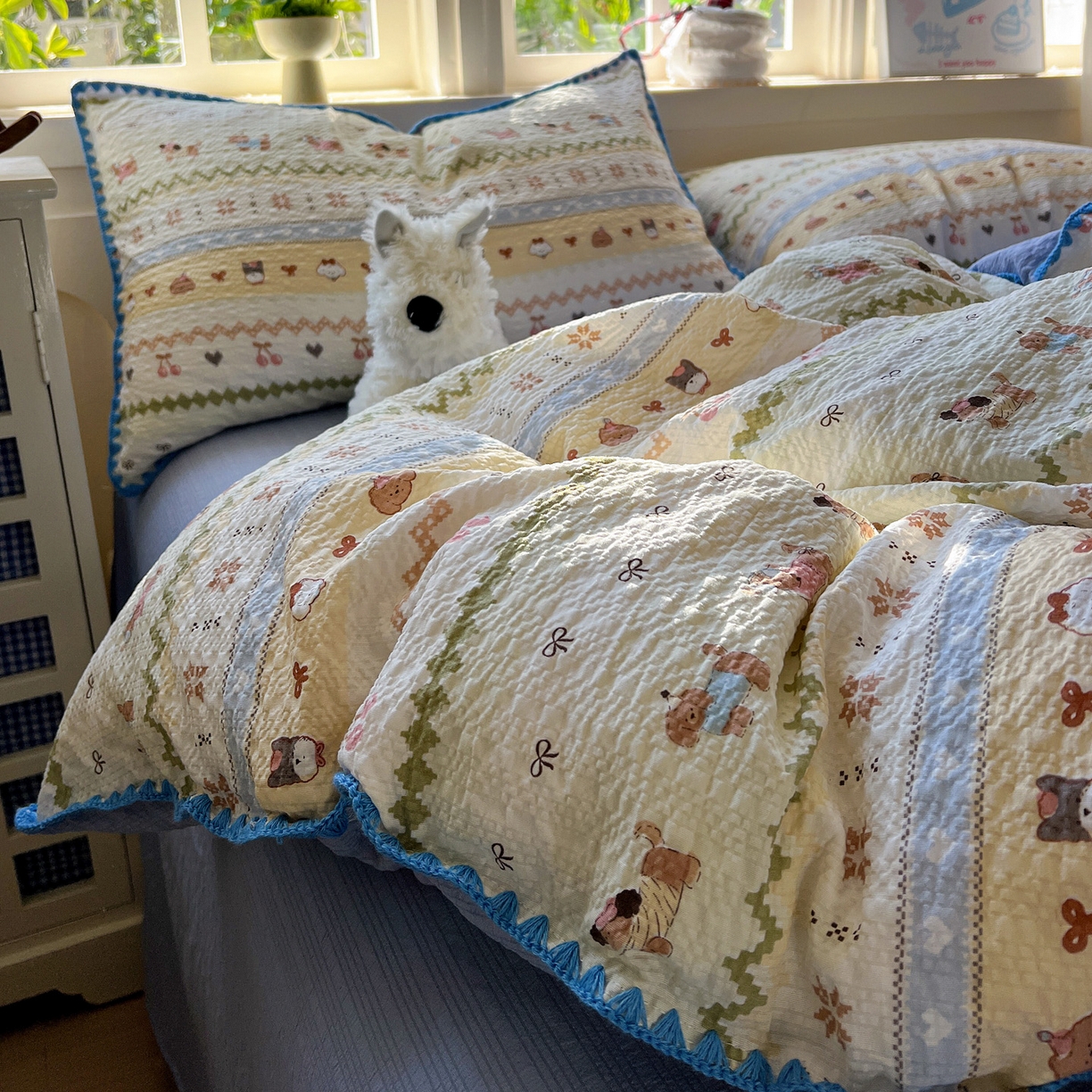 91家纺网 家纺一手货源 找家纺 水墨江南 2026新款贝壳边泡芙纱时尚印花四件套 费尔岛狗狗