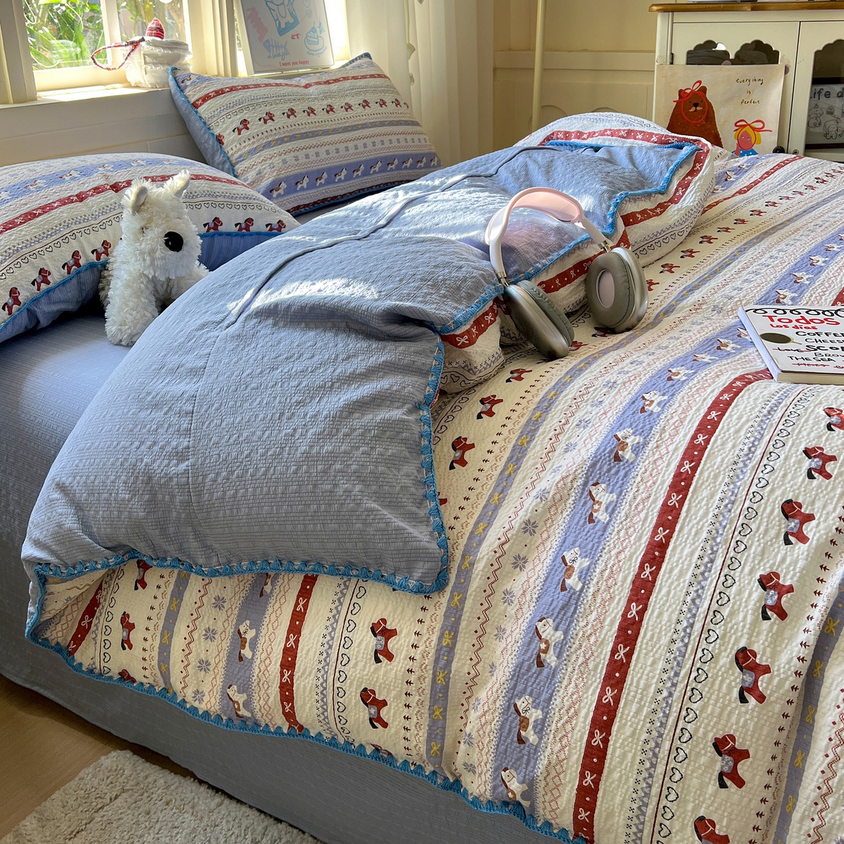 91家纺网 家纺一手货源 找家纺 水墨江南 2026新款贝壳边泡芙纱时尚印花四件套 费尔岛小马