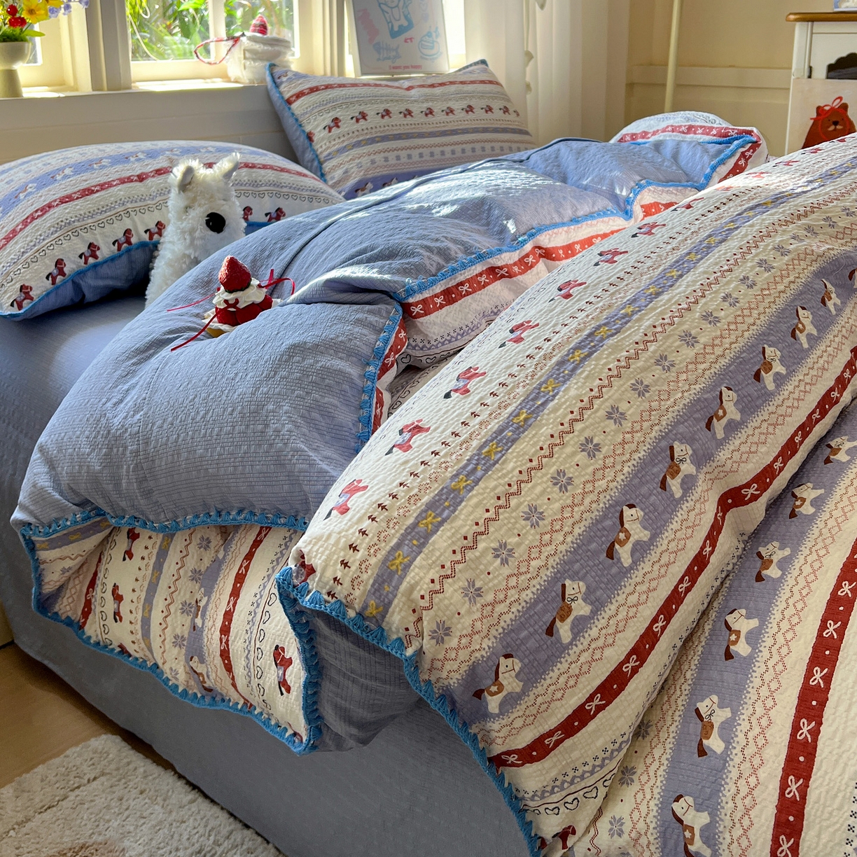 91家纺网 家纺一手货源 找家纺 水墨江南 2026新款贝壳边泡芙纱时尚印花四件套 费尔岛小马