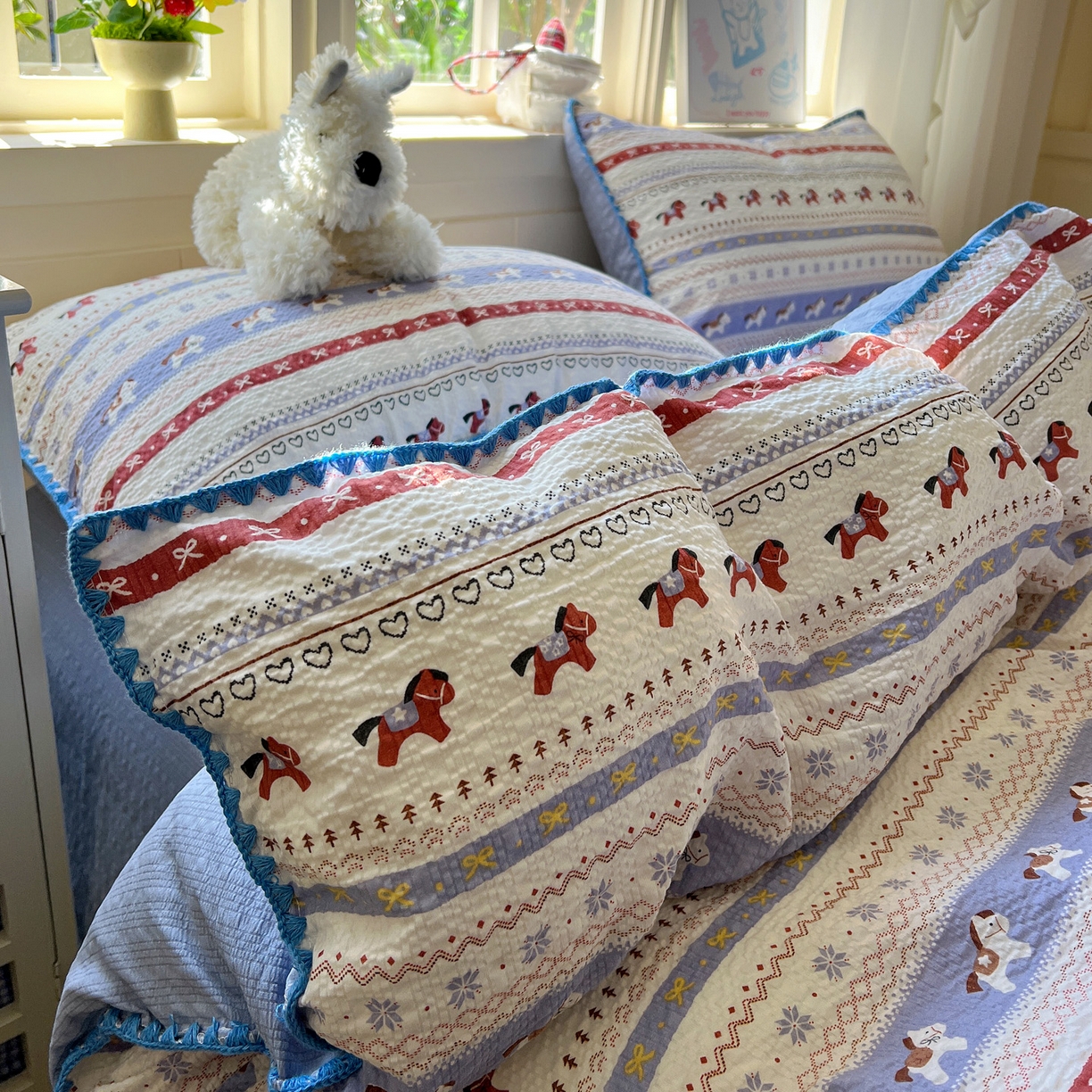 91家纺网 家纺一手货源 找家纺 水墨江南 2026新款贝壳边泡芙纱时尚印花四件套 费尔岛小马