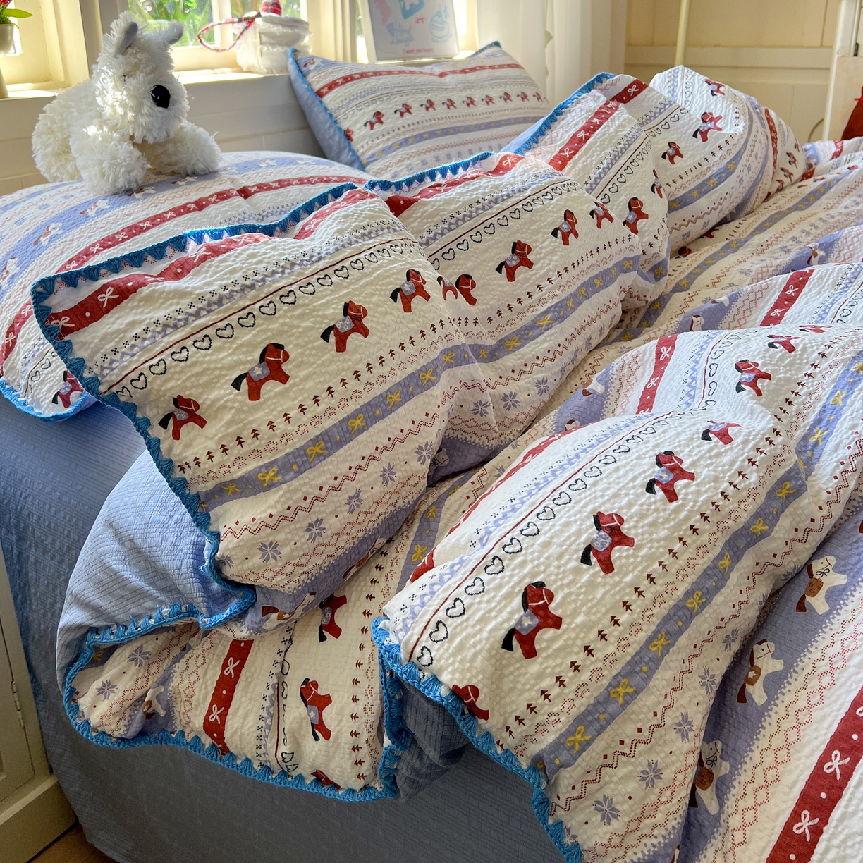 91家纺网 家纺一手货源 找家纺 水墨江南 2026新款贝壳边泡芙纱时尚印花四件套 费尔岛小马