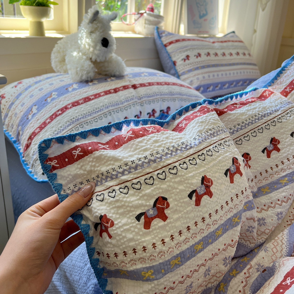 91家纺网 家纺一手货源 找家纺 水墨江南 2026新款贝壳边泡芙纱时尚印花四件套 费尔岛小马