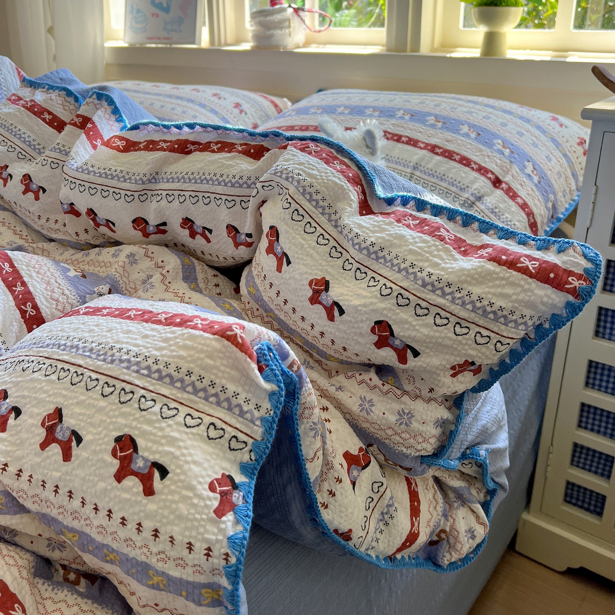 91家纺网 家纺一手货源 找家纺 水墨江南 2026新款贝壳边泡芙纱时尚印花四件套 费尔岛小马