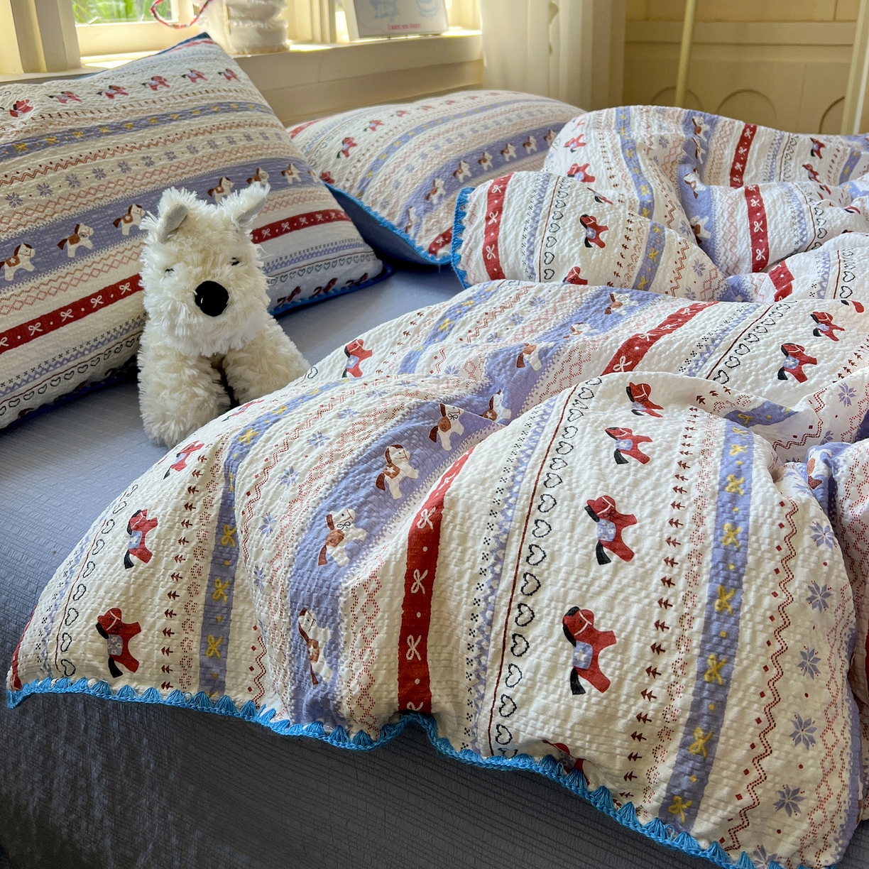 91家纺网 家纺一手货源 找家纺 水墨江南 2026新款贝壳边泡芙纱时尚印花四件套 费尔岛小马