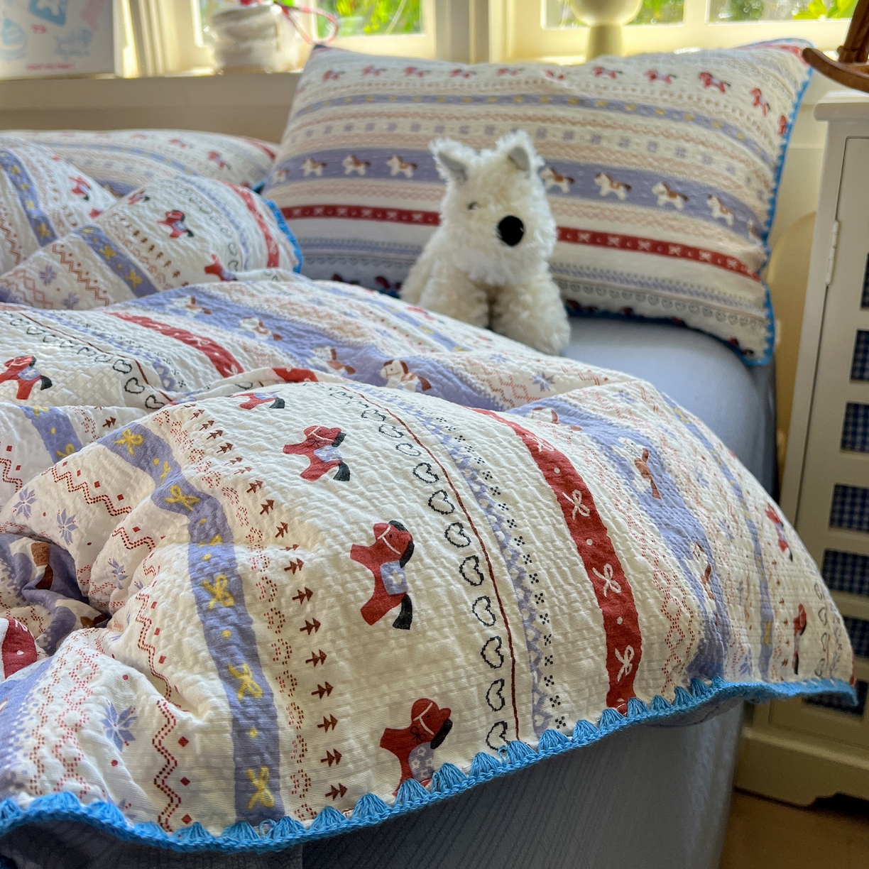 91家纺网 家纺一手货源 找家纺 水墨江南 2026新款贝壳边泡芙纱时尚印花四件套 费尔岛小马