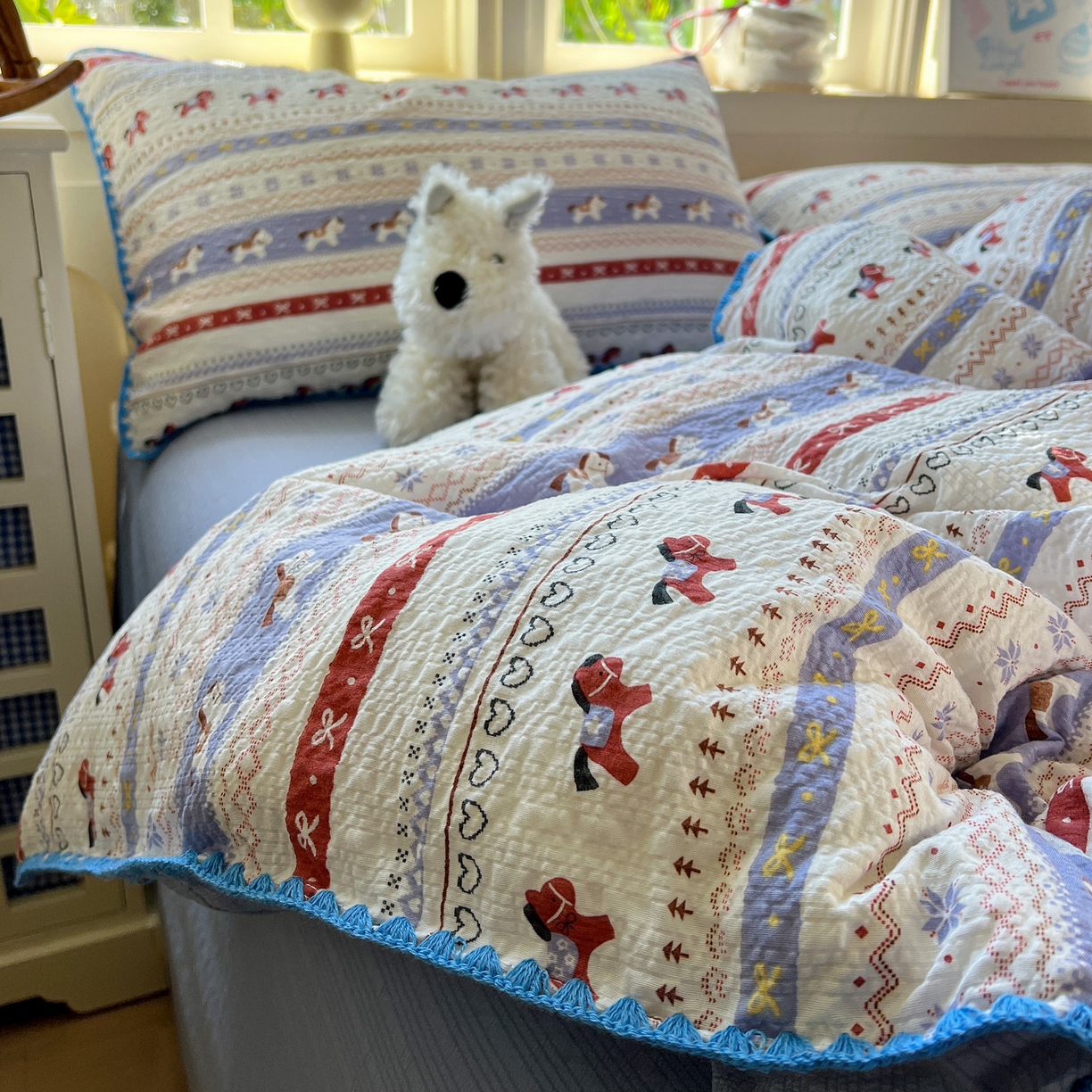 91家纺网 家纺一手货源 找家纺 水墨江南 2026新款贝壳边泡芙纱时尚印花四件套 费尔岛小马