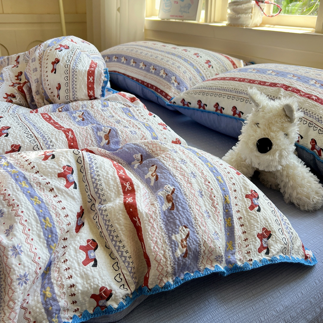 91家纺网 家纺一手货源 找家纺 水墨江南 2026新款贝壳边泡芙纱时尚印花四件套 费尔岛小马