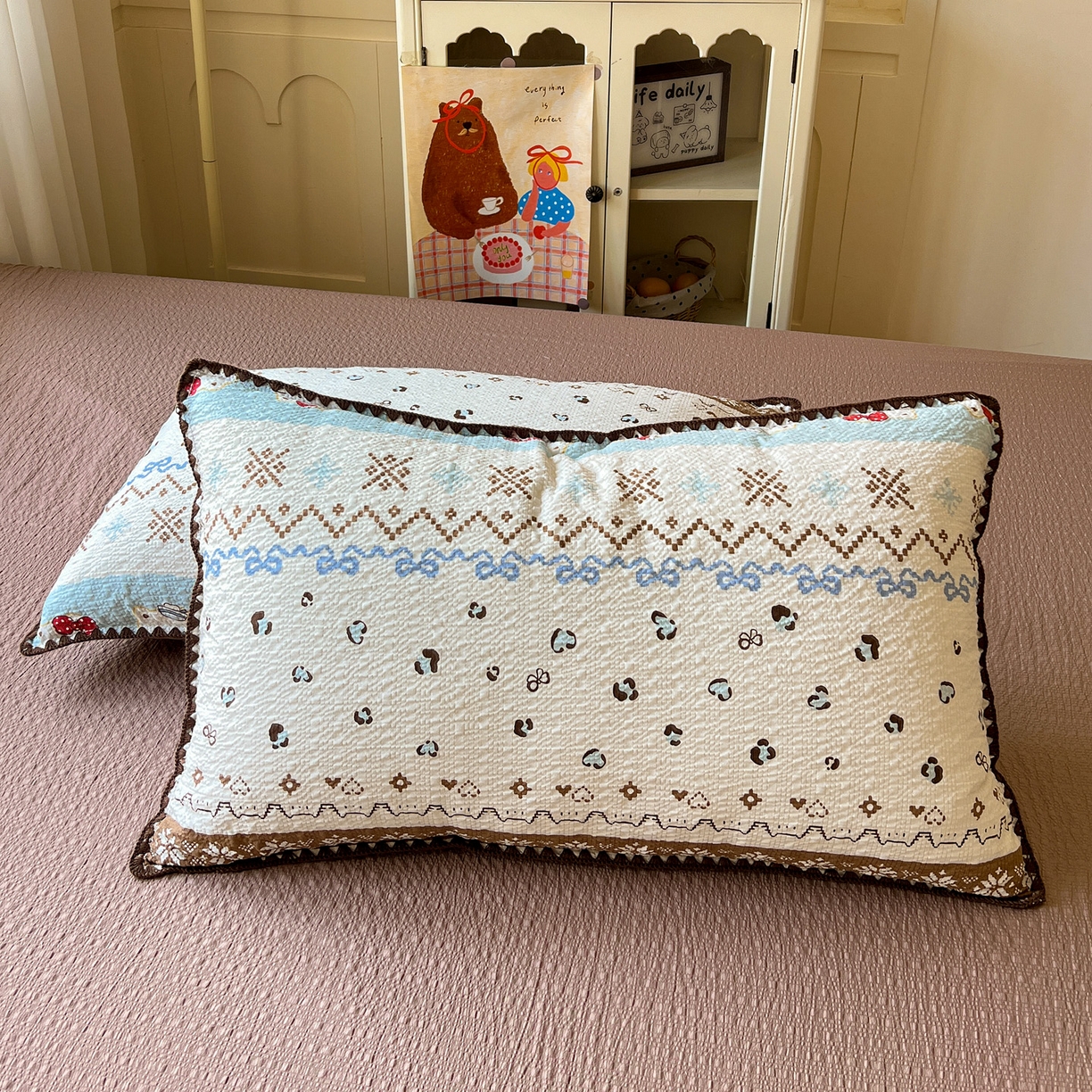 91家纺网 家纺一手货源 找家纺 水墨江南 2026新款贝壳边泡芙纱时尚印花四件套 费尔岛小猫