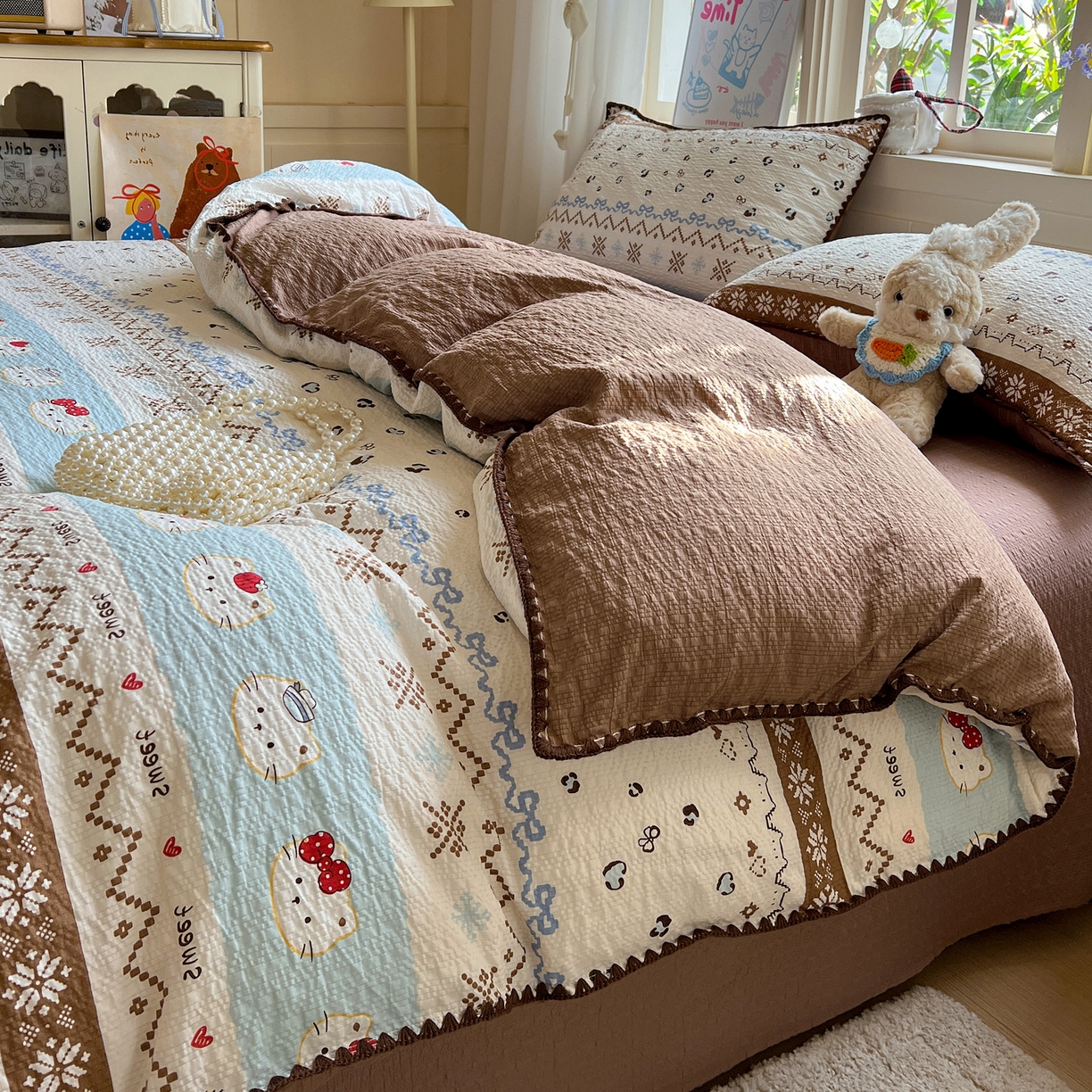 91家纺网 家纺一手货源 找家纺 水墨江南 2026新款贝壳边泡芙纱时尚印花四件套 费尔岛小猫