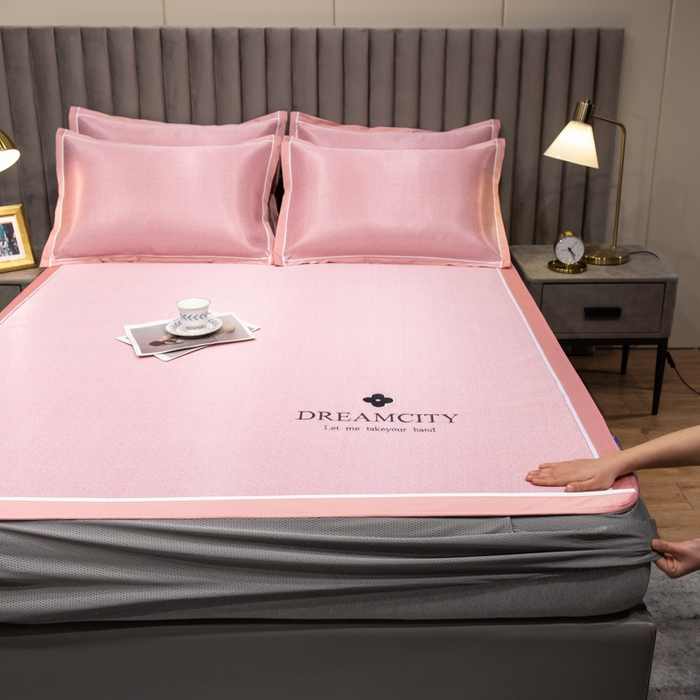 91家纺网 家纺一手货源 找家纺 印季家纺 2026新款加厚肌理纹绣花碳光席席子凉席 豆沙