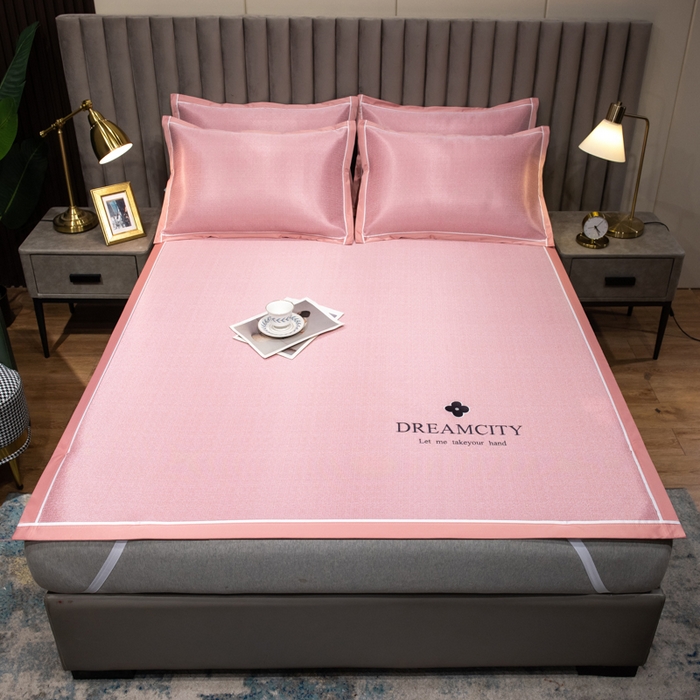 91家纺网 家纺一手货源 找家纺 印季家纺 2026新款加厚肌理纹绣花碳光席席子凉席 豆沙