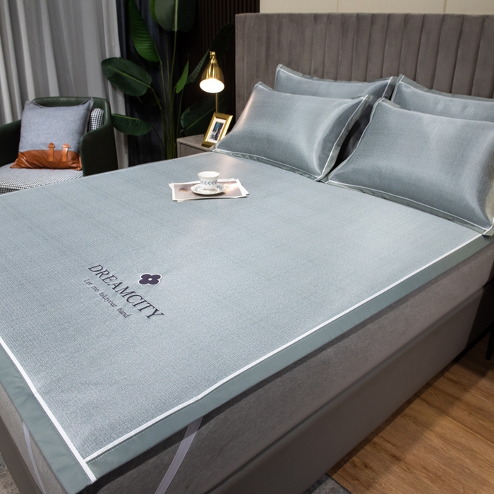 91家纺网 家纺一手货源 找家纺 印季家纺 2026新款加厚肌理纹绣花碳光席席子凉席 灰色