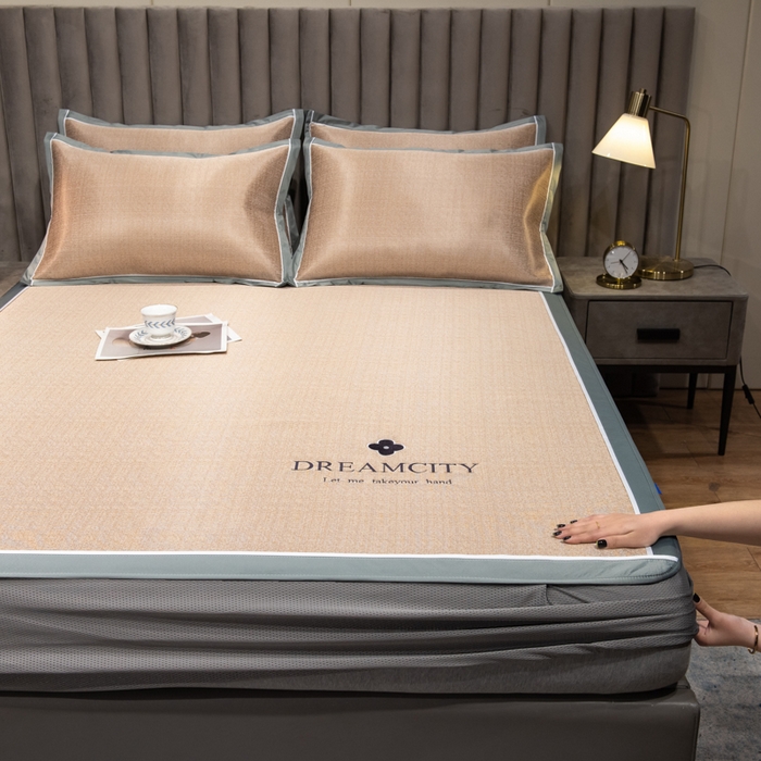 91家纺网 家纺一手货源 找家纺 印季家纺 2026新款加厚肌理纹绣花碳光席席子凉席 咖啡