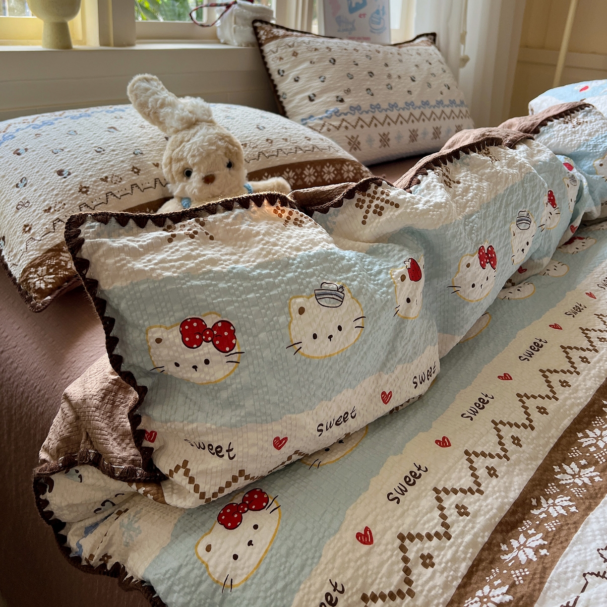 91家纺网 家纺一手货源 找家纺 水墨江南 2026新款贝壳边泡芙纱时尚印花四件套 费尔岛小猫