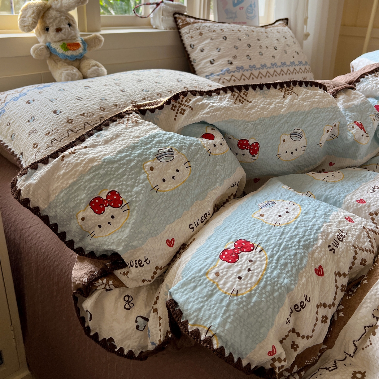 91家纺网 家纺一手货源 找家纺 水墨江南 2026新款贝壳边泡芙纱时尚印花四件套 费尔岛小猫