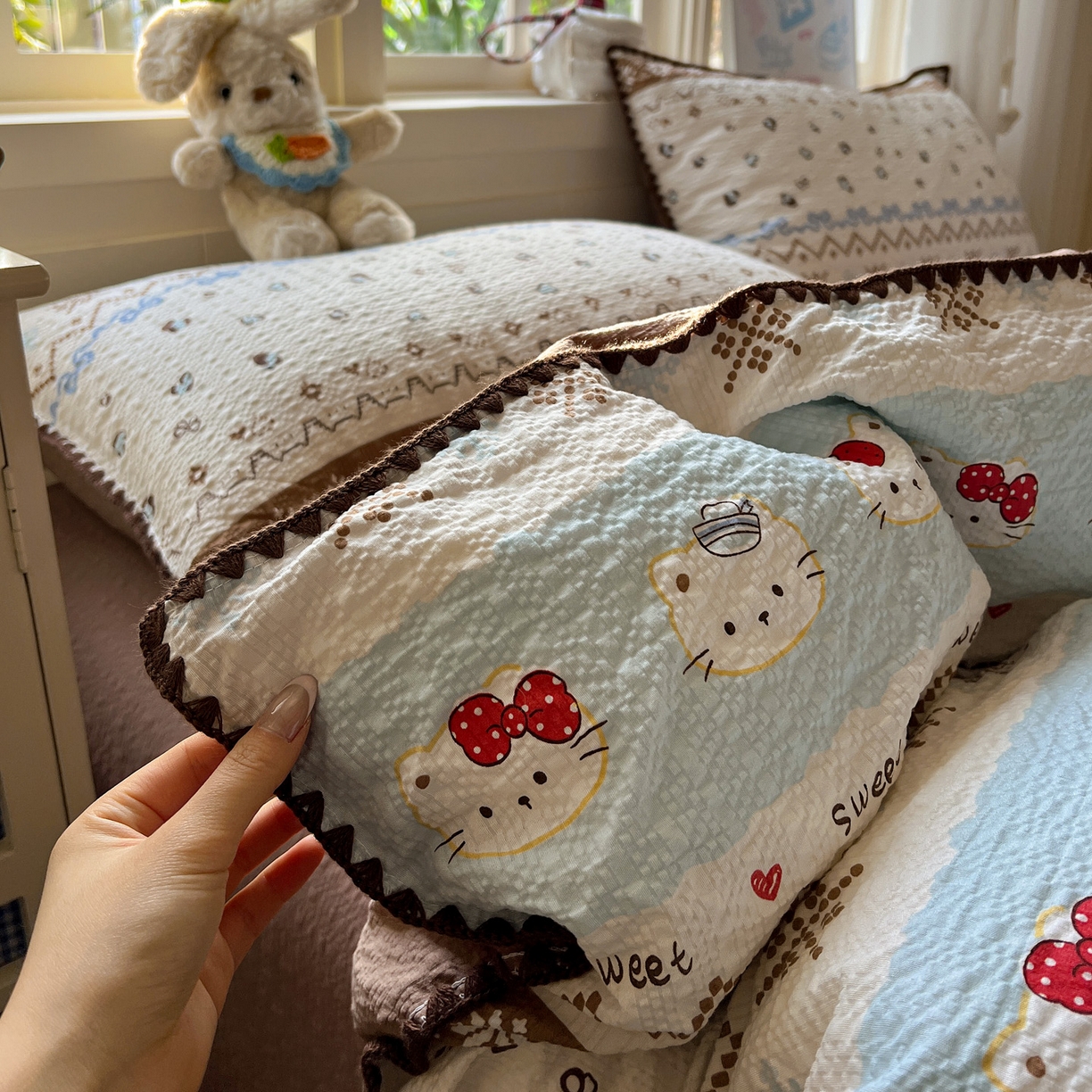 91家纺网 家纺一手货源 找家纺 水墨江南 2026新款贝壳边泡芙纱时尚印花四件套 费尔岛小猫