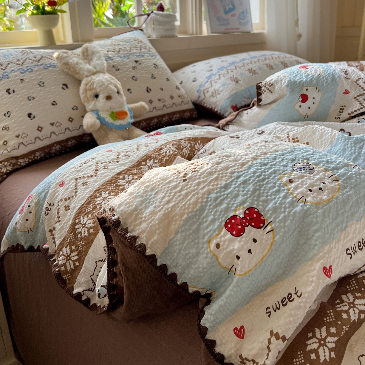 91家纺网 家纺一手货源 找家纺 水墨江南 2026新款贝壳边泡芙纱时尚印花四件套 费尔岛小猫