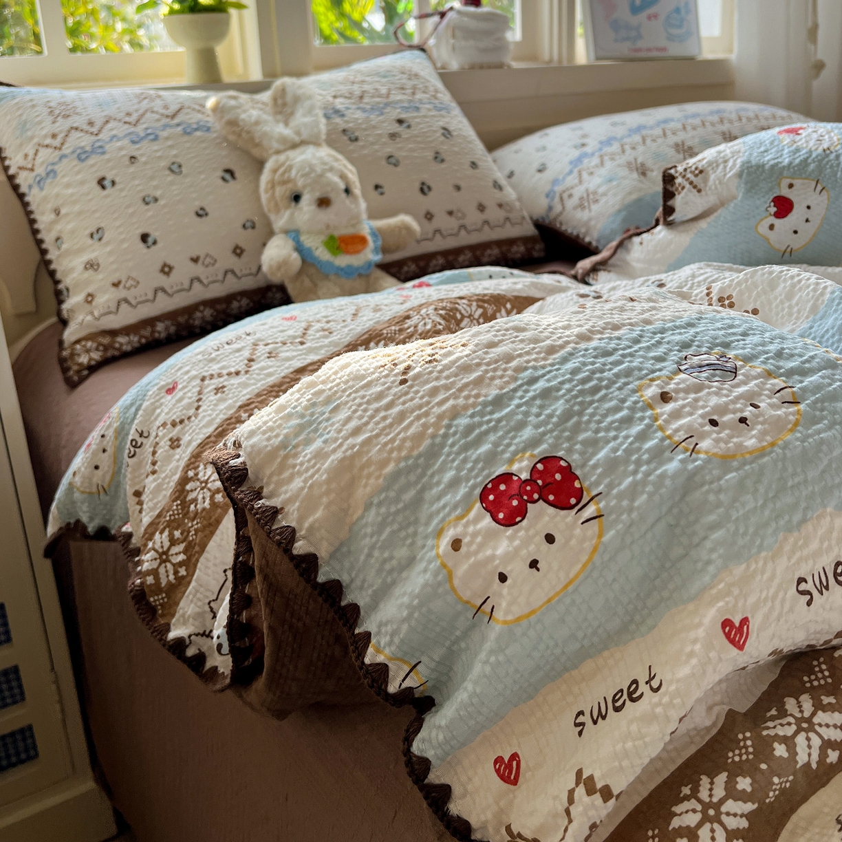 91家纺网 家纺一手货源 找家纺 水墨江南 2026新款贝壳边泡芙纱时尚印花四件套 费尔岛小猫