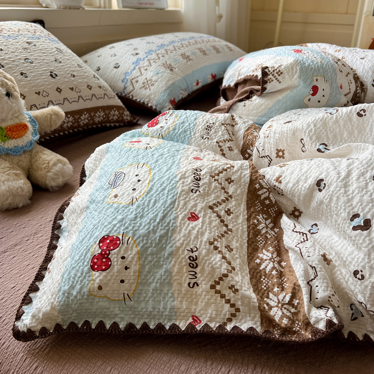 91家纺网 家纺一手货源 找家纺 水墨江南 2026新款贝壳边泡芙纱时尚印花四件套 费尔岛小猫