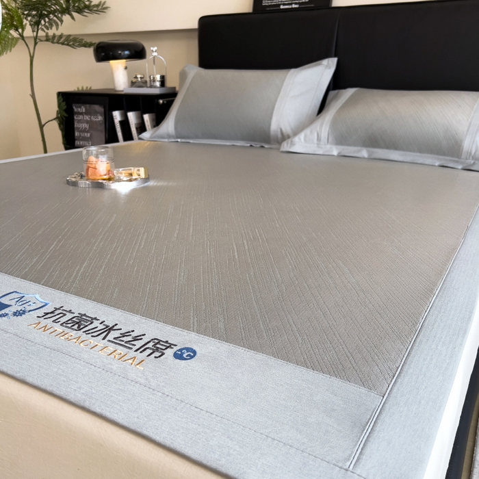 91家纺网 家纺一手货源 找家纺 印季家纺 2026新款5A级抗菌加厚绣花冰丝席-流星雨（床席款） 银灰