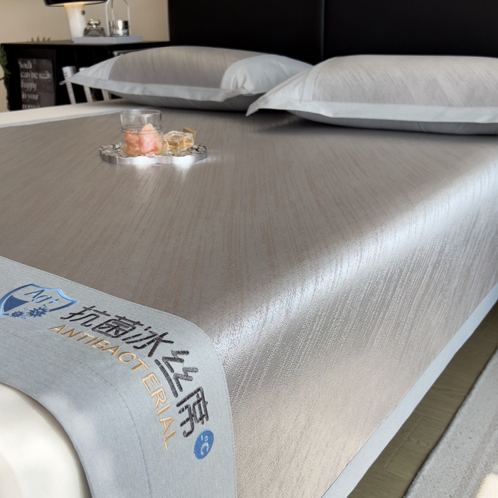 91家纺网 家纺一手货源 找家纺 印季家纺 2026新款5A级抗菌加厚绣花冰丝席-流星雨（床席款） 灰咖