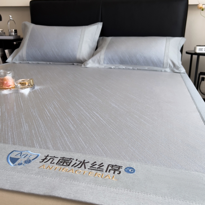 91家纺网 家纺一手货源 找家纺 印季家纺 2026新款5A级抗菌加厚绣花冰丝席-流星雨（床席款） 蓝灰
