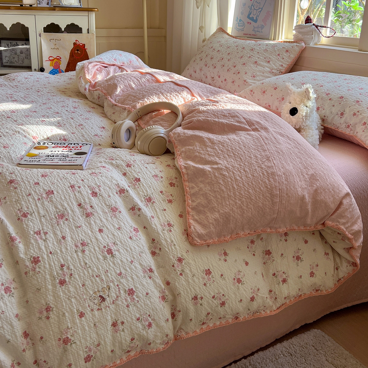 91家纺网 家纺一手货源 找家纺 水墨江南 2026新款贝壳边泡芙纱时尚印花四件套 粉黛小兔