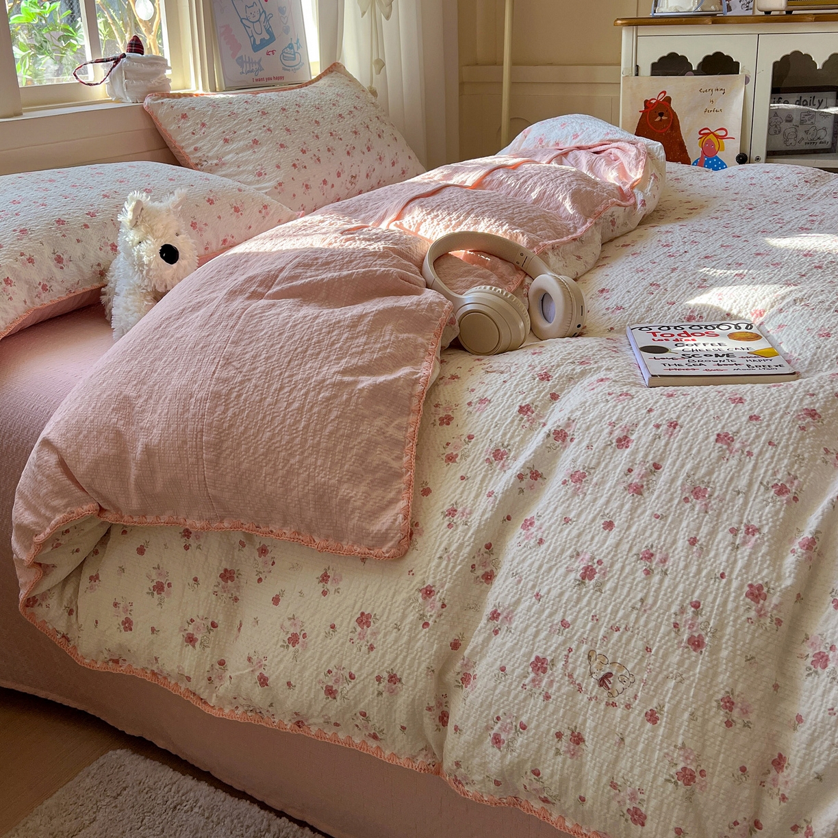 91家纺网 家纺一手货源 找家纺 水墨江南 2026新款贝壳边泡芙纱时尚印花四件套 粉黛小兔