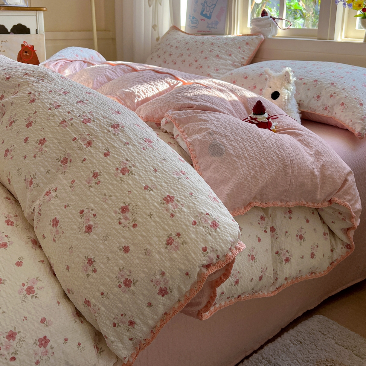 91家纺网 家纺一手货源 找家纺 水墨江南 2026新款贝壳边泡芙纱时尚印花四件套 粉黛小兔