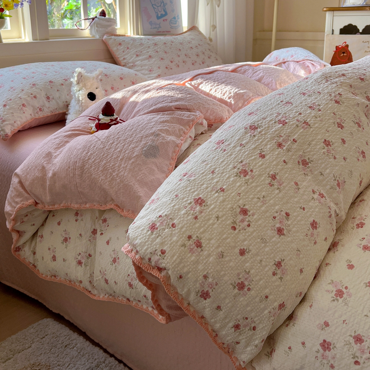 91家纺网 家纺一手货源 找家纺 水墨江南 2026新款贝壳边泡芙纱时尚印花四件套 粉黛小兔