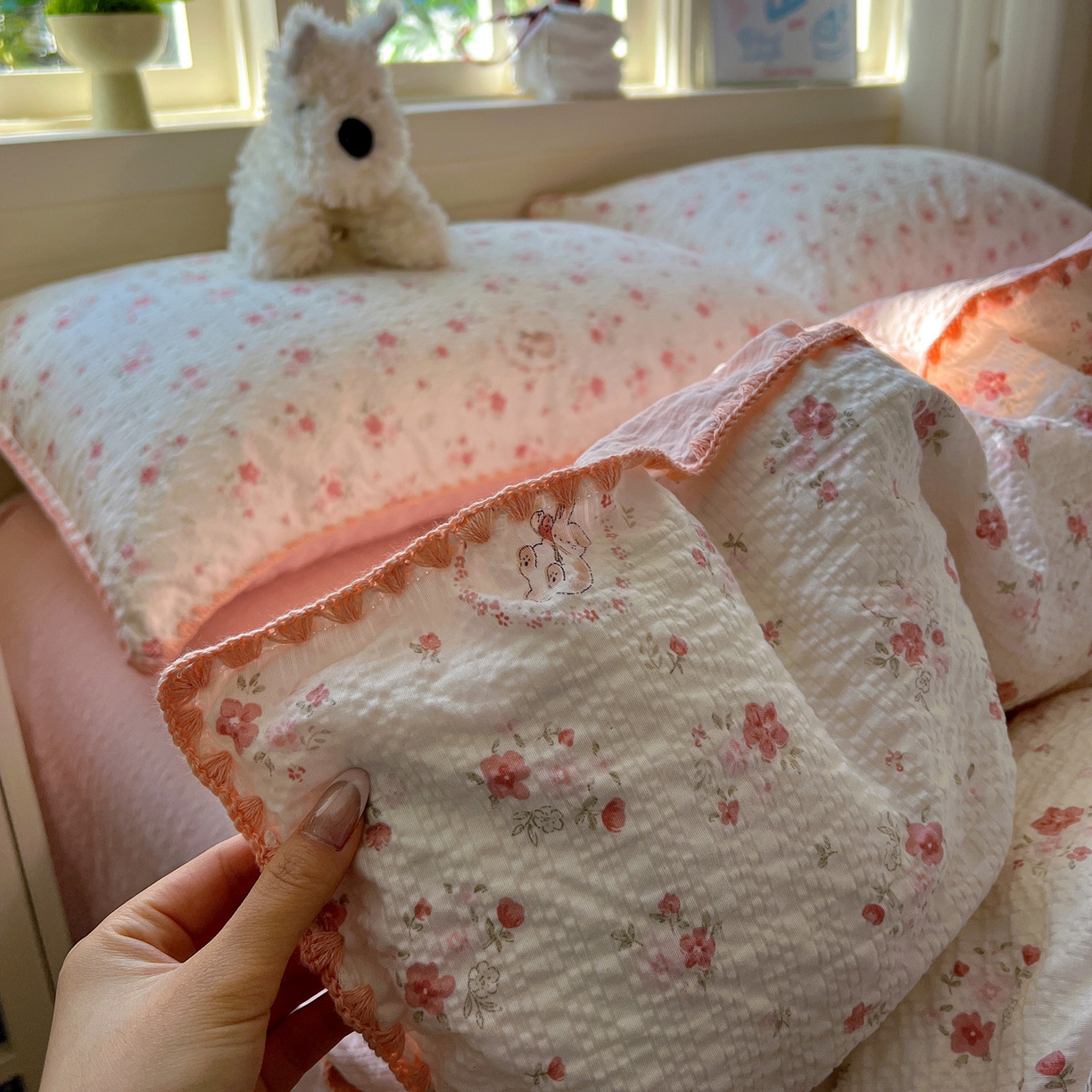 91家纺网 家纺一手货源 找家纺 水墨江南 2026新款贝壳边泡芙纱时尚印花四件套 粉黛小兔