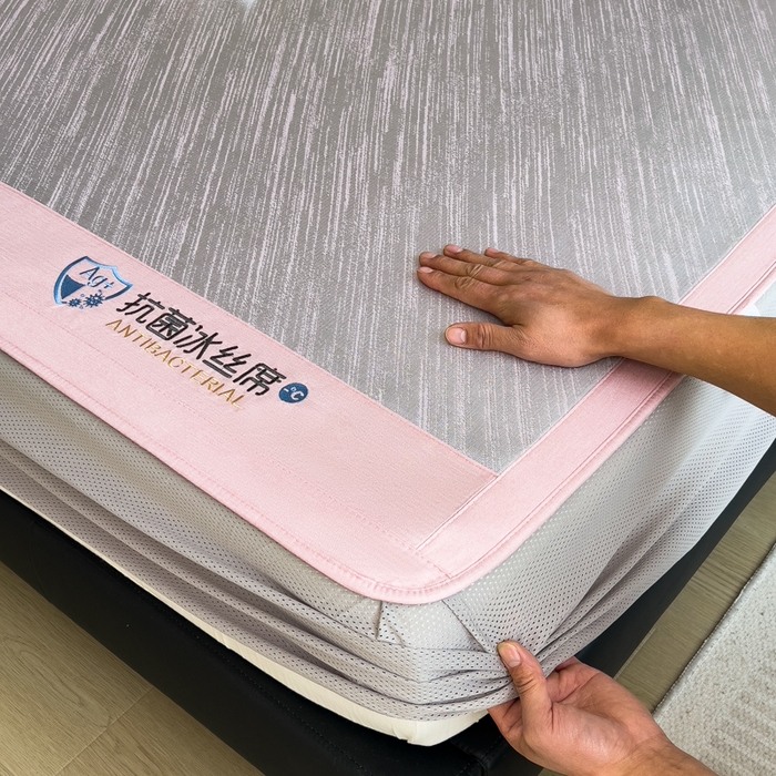 91家纺网 家纺一手货源 找家纺 （总）印季家纺 2026新款5A级抗菌加厚绣花冰丝席-流星雨（床笠款）