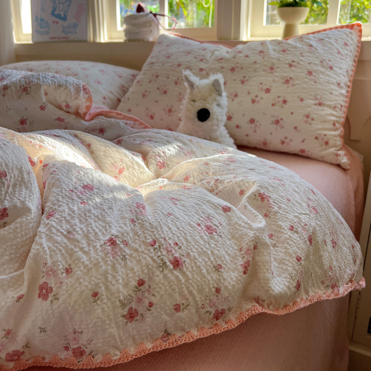 91家纺网 家纺一手货源 找家纺 水墨江南 2026新款贝壳边泡芙纱时尚印花四件套 粉黛小兔