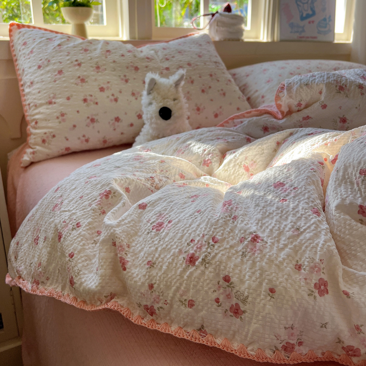 91家纺网 家纺一手货源 找家纺 水墨江南 2026新款贝壳边泡芙纱时尚印花四件套 粉黛小兔