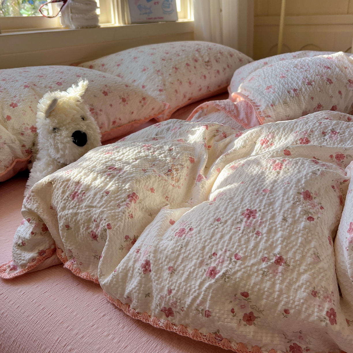 91家纺网 家纺一手货源 找家纺 水墨江南 2026新款贝壳边泡芙纱时尚印花四件套 粉黛小兔