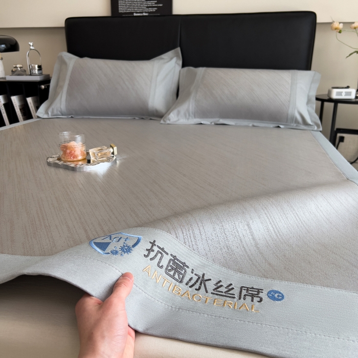 91家纺网 家纺一手货源 找家纺 印季家纺 2026新款5A级抗菌加厚绣花冰丝席-流星雨（床笠款） 灰咖