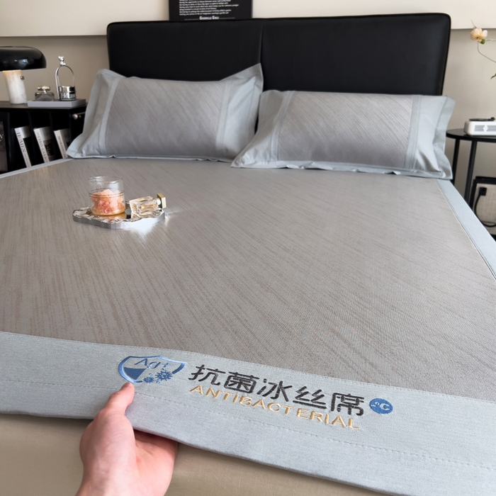 91家纺网 家纺一手货源 找家纺 印季家纺 2026新款5A级抗菌加厚绣花冰丝席-流星雨（床笠款） 灰咖