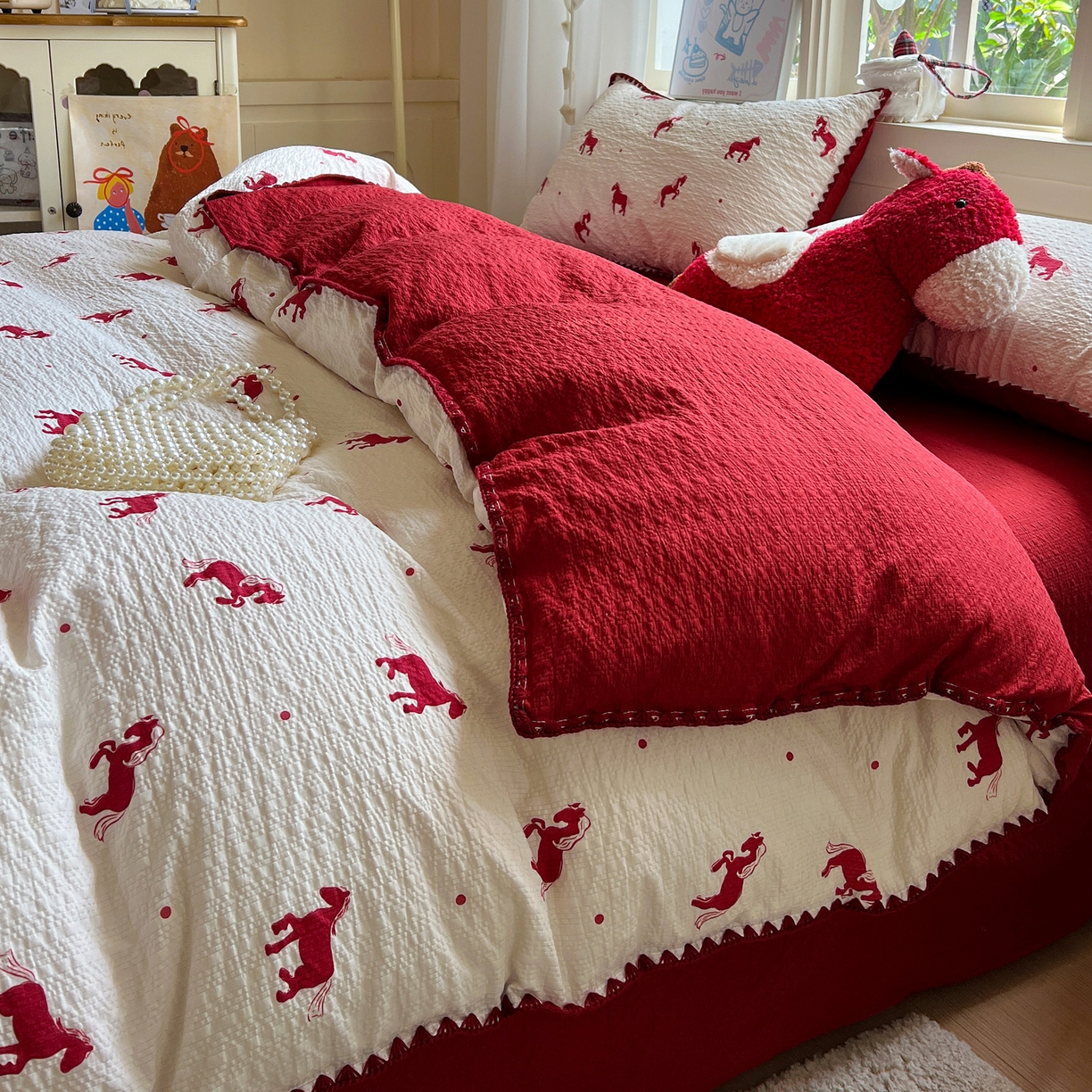 91家纺网 家纺一手货源 找家纺 水墨江南 2026新款贝壳边泡芙纱时尚印花四件套 吉祥小马