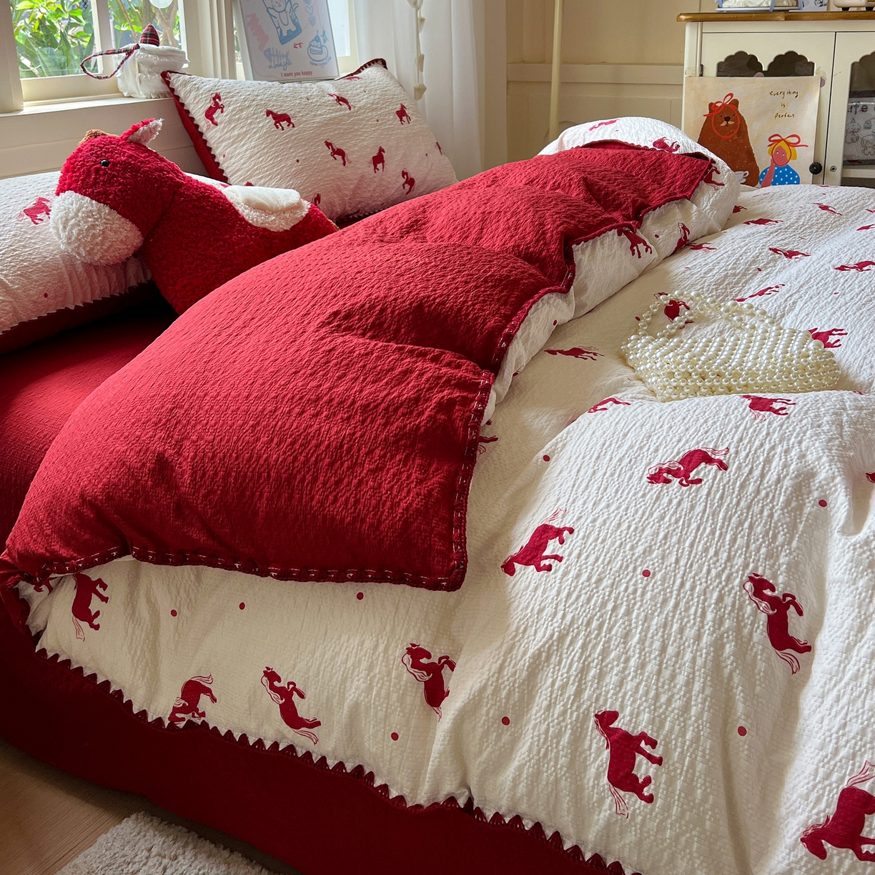 91家纺网 家纺一手货源 找家纺 水墨江南 2026新款贝壳边泡芙纱时尚印花四件套 吉祥小马