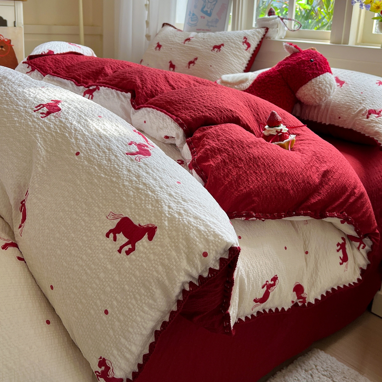 91家纺网 家纺一手货源 找家纺 水墨江南 2026新款贝壳边泡芙纱时尚印花四件套 吉祥小马