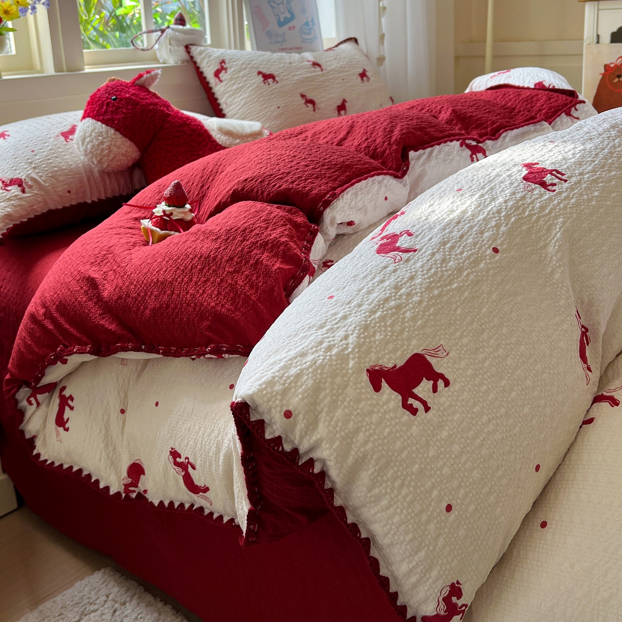 91家纺网 家纺一手货源 找家纺 水墨江南 2026新款贝壳边泡芙纱时尚印花四件套 吉祥小马