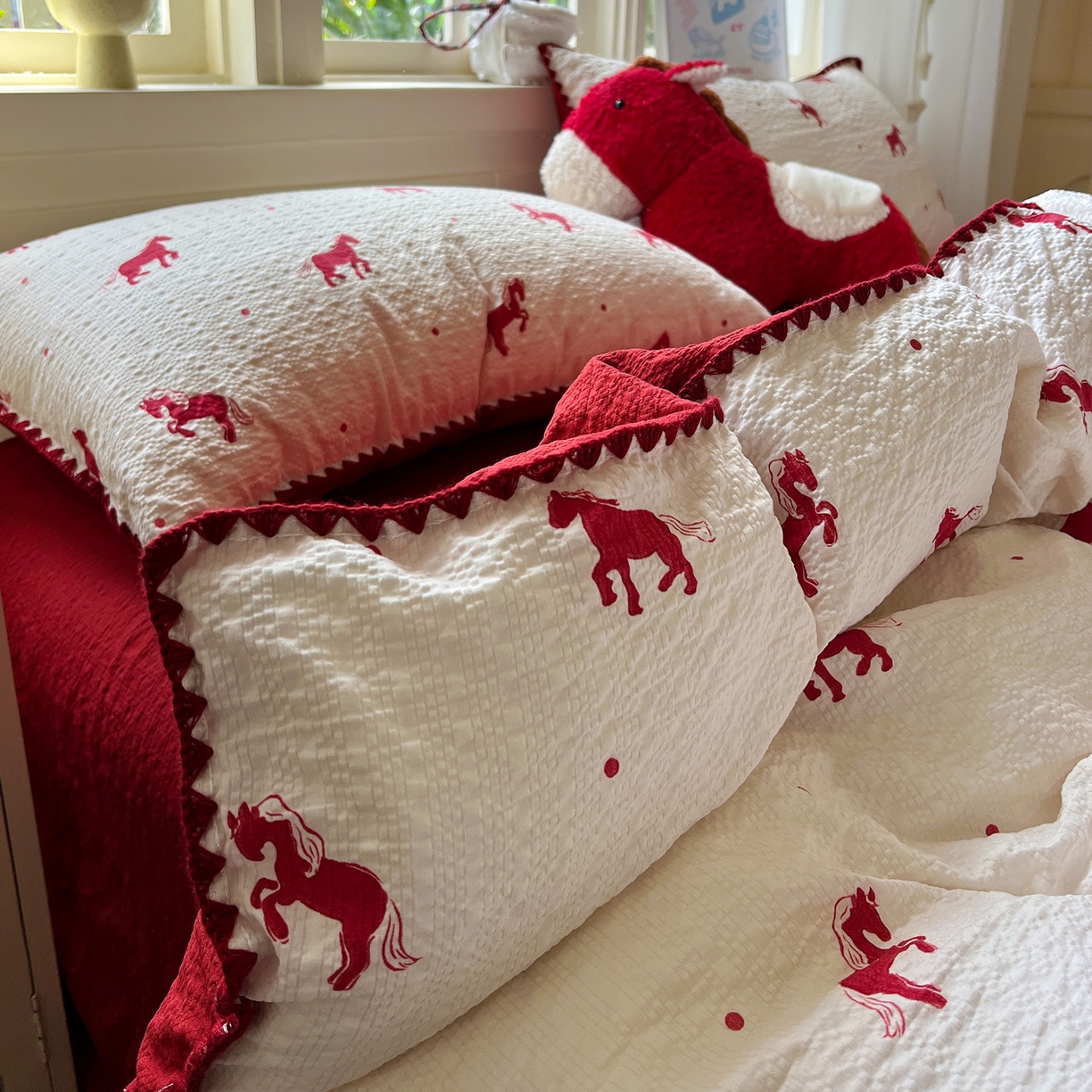 91家纺网 家纺一手货源 找家纺 水墨江南 2026新款贝壳边泡芙纱时尚印花四件套 吉祥小马