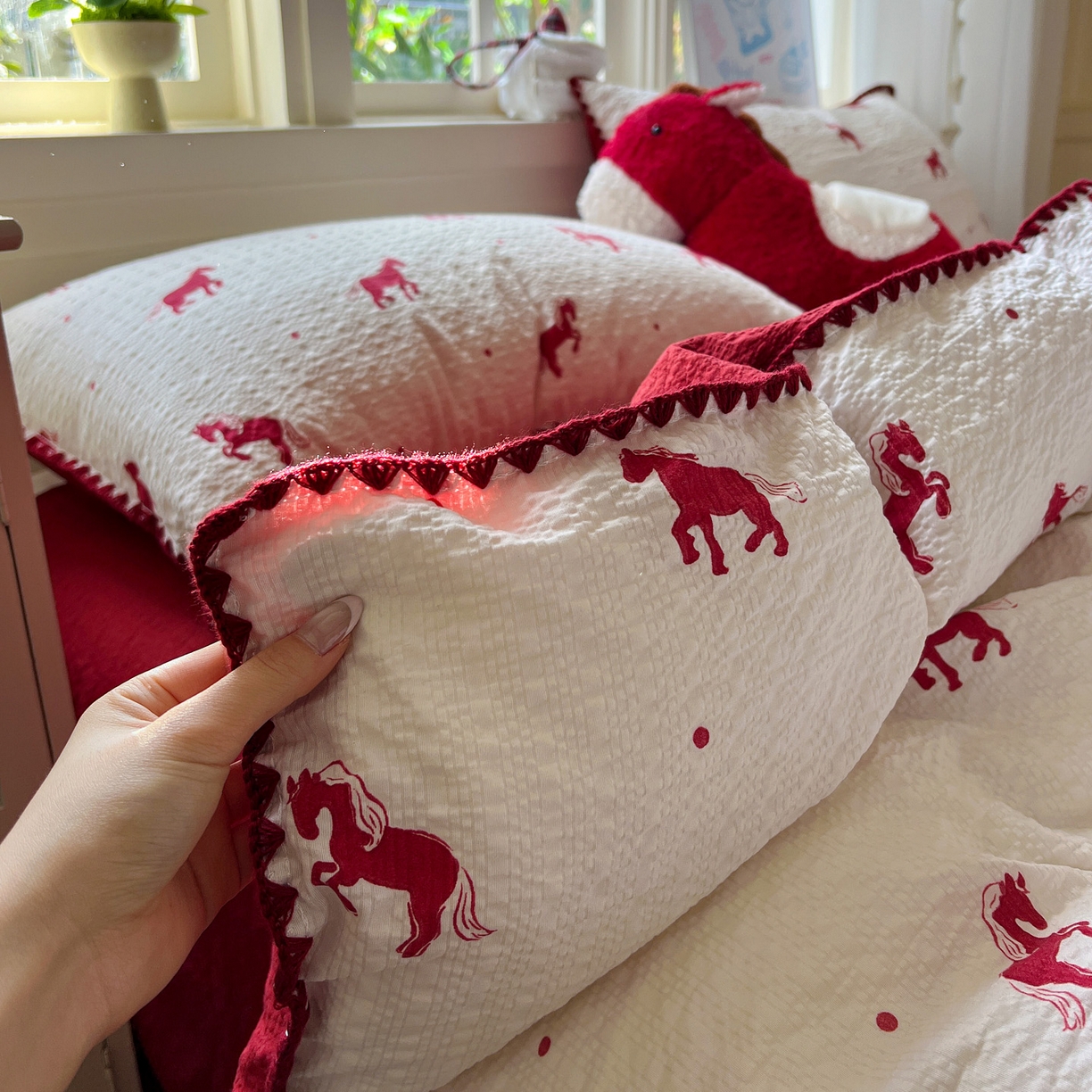 91家纺网 家纺一手货源 找家纺 水墨江南 2026新款贝壳边泡芙纱时尚印花四件套 吉祥小马